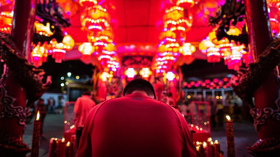 Orang-orang berdoa pada malam Tahun Baru Imlek di Kelenteng Hok Tek Tjeng Sin, di Jakarta pada 21 Januari 2023. Tahun Baru Imlek, juga dikenal sebagai Tahun Baru Imlek atau Festival Musim Semi, adalah festival terpenting di Tiongkok. Itu juga merupakan perayaan paling penting bagi keluarga dan seminggu sebagai hari libur resmi. Tahun Baru Imlek 2023 jatuh pada Minggu, 22 Januari 2023, mengawali tahun Kelinci. (Afriadi Hikmal/NurPhoto via Getty Images)