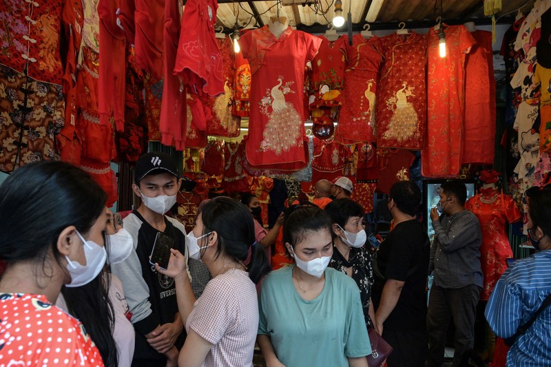 Orang-orang berdoa pada malam Tahun Baru Imlek di Kelenteng Hok Tek Tjeng Sin, di Jakarta pada 21 Januari 2023. Tahun Baru Imlek, juga dikenal sebagai Tahun Baru Imlek atau Festival Musim Semi, adalah festival terpenting di Tiongkok. Itu juga merupakan perayaan paling penting bagi keluarga dan seminggu sebagai hari libur resmi. Tahun Baru Imlek 2023 jatuh pada Minggu, 22 Januari 2023, mengawali tahun Kelinci. (Afriadi Hikmal/NurPhoto via Getty Images)