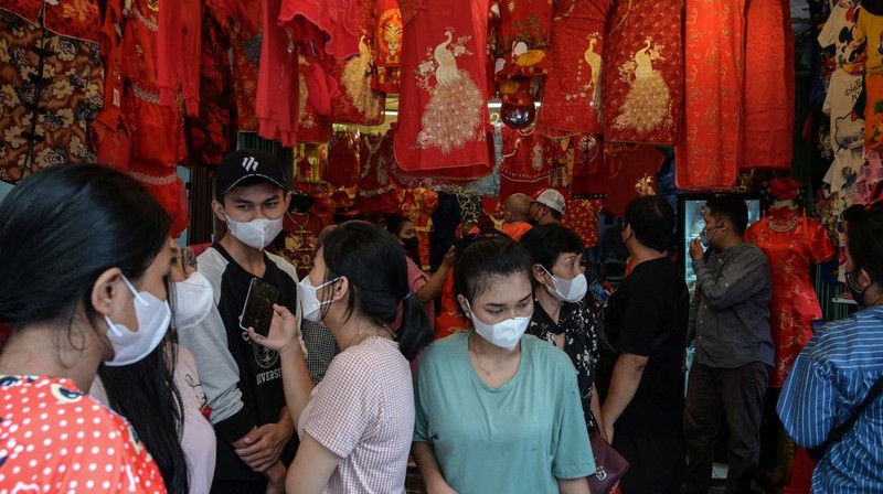 Orang-orang berdoa pada malam Tahun Baru Imlek di Kelenteng Hok Tek Tjeng Sin, di Jakarta pada 21 Januari 2023. Tahun Baru Imlek, juga dikenal sebagai Tahun Baru Imlek atau Festival Musim Semi, adalah festival terpenting di Tiongkok. Itu juga merupakan perayaan paling penting bagi keluarga dan seminggu sebagai hari libur resmi. Tahun Baru Imlek 2023 jatuh pada Minggu, 22 Januari 2023, mengawali tahun Kelinci. (Afriadi Hikmal/NurPhoto via Getty Images)