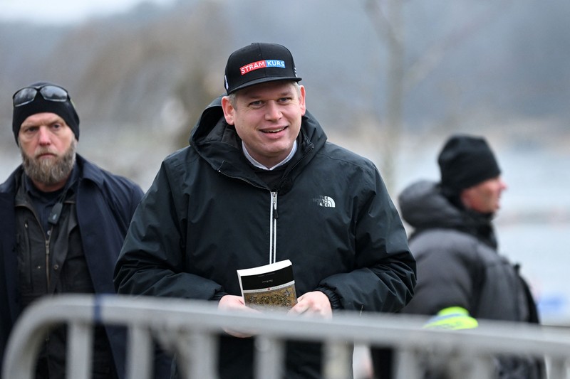 Pemimpin partai politik sayap kanan Denmark Stram Kurs Rasmus Paludan membakar salinan Alquran selama manifestasi di luar kedutaan Turki di Stockholm, Swedia, 21 Januari 2023. Pemimpin partai politik sayap kanan Denmark Stram Kurs Rasmus Paludan membakar salinan Alquran selama manifestasi di luar kedutaan Turki di Stockholm, Swedia, 21 Januari 2023. (Fredrik Sandberg/TT News Agency/via REUTERS)