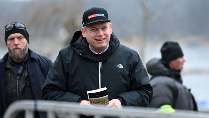 Pemimpin partai politik sayap kanan Denmark Stram Kurs, politisi Swedia-Denmark Rasmus Paludan digambarkan sedang memegang edisi Al-Qur'an (Alquran), teks agama utama Islam, saat melakukan protes di luar Kedutaan Besar Turki di Stockholm, Swedia, pada 21 Januari 2023. Pemimpin partai politik sayap kanan Denmark Stram Kurs, politisi Swedia-Denmark Rasmus Paludan digambarkan sedang memegang edisi Al-Qur'an (Alquran), teks agama utama Islam, saat melakukan protes di luar Kedutaan Besar Turki di Stockholm, Swedia, pada 21 Januari 2023. - Turki pada 21 Januari membatalkan kunjungan menteri pertahanan Swedia atas demonstrasi yang direncanakan oleh ekstremis sayap kanan di Stockholm, yang memicu krisis baru atas pembicaraan NATO antara kedua negara. Turki marah dengan izin yang diperoleh Rasmus Paludan, seorang politisi Swedia-Denmark yang tindakan anti-Islamnya memicu kerusuhan di seluruh Swedia tahun lalu, untuk melakukan protes di depan kedutaannya di ibukota Swedia. Sehari setelah memanggil duta besar Swedia atas masalah ini, Ankara mengatakan pihaknya membatalkan kunjungan kepala pertahanan Swedia yang bertujuan untuk mengatasi keberatan Turki terhadap upaya Swedia untuk bergabung dengan aliansi militer NATO. (FREDRIK SANDBERG/TT News Agency/AFP via Getty Images)