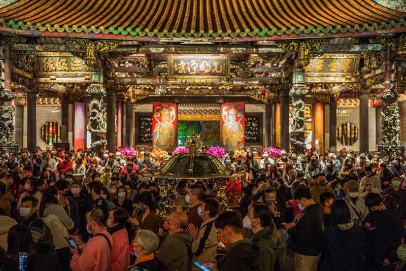 Orang-orang berdoa dan membakar dupa untuk pemberkatan di Kuil Mausoleum Taihao untuk merayakan Tahun Baru Imlek pada 22 Januari 2023 di Zhoukou, Provinsi Henan, Tiongkok. (Yang Zhenghua/VCG via Getty Images)