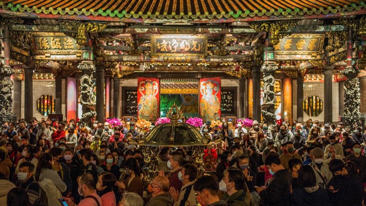 Penduduk setempat mengikuti upacara di Kuil Lungshan untuk menandai hari pertama Tahun Baru Imlek Kelinci di Taipei pada 22 Januari 2023. (SAM YEH/AFP via Getty Images)