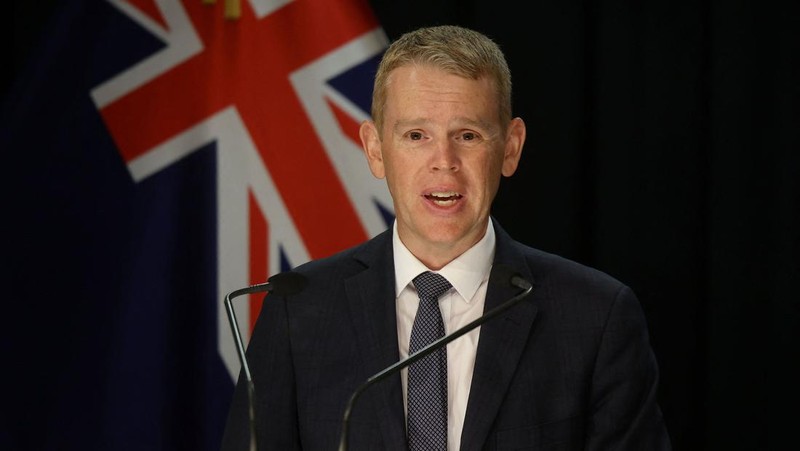 Perdana Menteri baru Selandia Baru Chris Hipkins berbicara pada konferensi pers pertamanya di Parlemen di Wellington pada 22 Januari 2023. (MARTY MELVILLE/AFP via Getty Images)