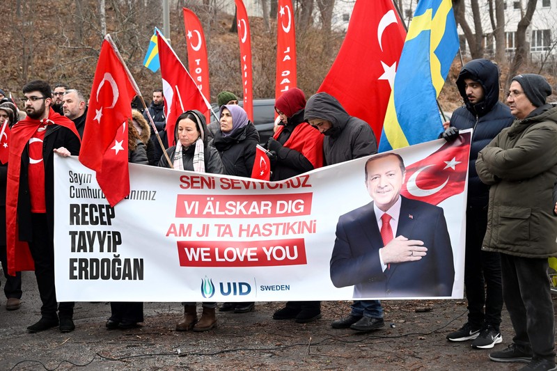 Pemimpin partai politik sayap kanan Denmark Stram Kurs Rasmus Paludan membakar salinan Alquran selama manifestasi di luar kedutaan Turki di Stockholm, Swedia, 21 Januari 2023. (Fredrik Sandberg/TT News Agency/via REUTERS)