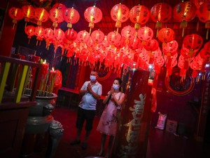 Peringati Hari Raya Imlek, Vihara Dharma Bakti Ramai Pengunjung