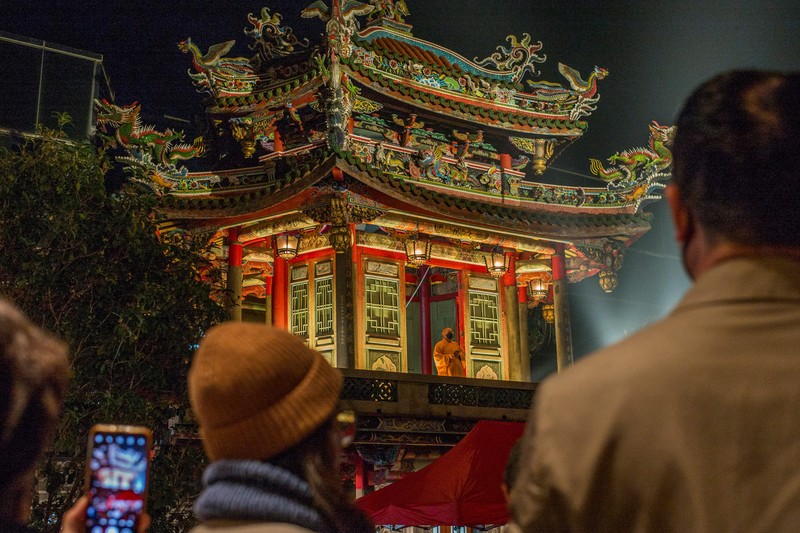 Orang-orang berdoa dan membakar dupa untuk pemberkatan di Kuil Mausoleum Taihao untuk merayakan Tahun Baru Imlek pada 22 Januari 2023 di Zhoukou, Provinsi Henan, Tiongkok. Orang-orang berdoa dan membakar dupa untuk pemberkatan di Kuil Mausoleum Taihao untuk merayakan Tahun Baru Imlek pada 22 Januari 2023 di Zhoukou, Provinsi Henan, Tiongkok. (Yang Zhenghua/VCG via Getty Images)
