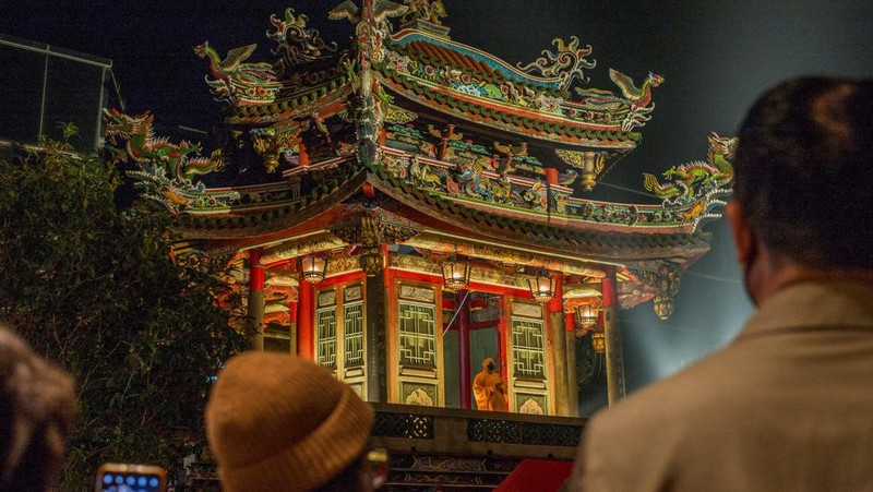 Orang-orang berdoa dan membakar dupa untuk pemberkatan di Kuil Mausoleum Taihao untuk merayakan Tahun Baru Imlek pada 22 Januari 2023 di Zhoukou, Provinsi Henan, Tiongkok. (Yang Zhenghua/VCG via Getty Images)