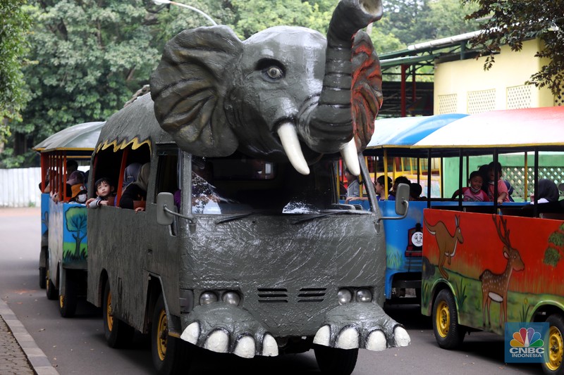 Pengunjung padati Kebun Binatang Ragunan saat libur Imlek 2023. (CNBC Indonesia/Muhammad Sabki)