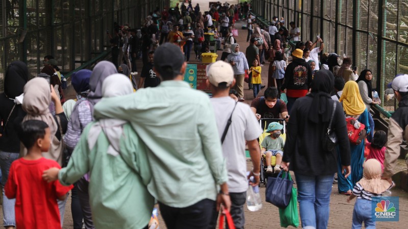 Pengunjung padati Kebun Binatang Ragunan saat libur Imlek 2023. (CNBC Indonesia/Muhammad Sabki)