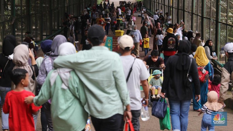 Pengunjung padati Kebun Binatang Ragunan saat libur Imlek 2023. (վ/Muhammad Sabki)