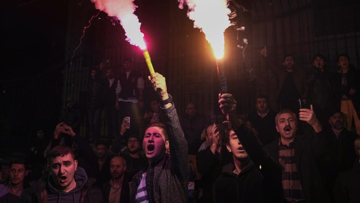 Turkey Sweden Protests People chant slogans during a protest outside the Swedish consulate in Istanbul, Turkey, Sunday, Jan. 22, 2023. Outrage over a Quran-burning protest in Sweden produced a second day of protests in Turkey, reflecting tensions between the two countries. (AP Photo/Khalil Hamra)