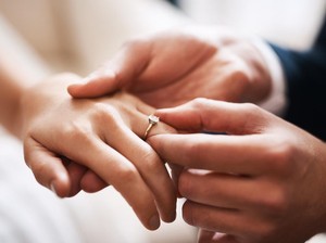 Kisah Cinta Beda Usia Eks Kepsek dan Siswinya hingga Terucap Janji Suci