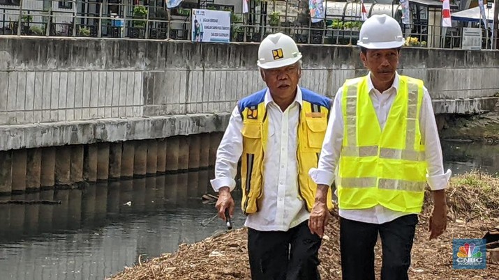 Jokowi meninjau proyek sodetan Kali Ciliwung, Selasa (24/1/2023). (CNBC Indonesia/Emir Yanwardhana) Jokowi meninjau proyek sodetan Kali Ciliwung, Selasa (24/1/2023). (CNBC Indonesia/Emir Yanwardhana)