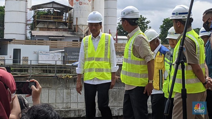 Jokowi meninjau proyek sodetan Kali Ciliwung, Selasa (24/1/2023). (CNBC Indonesia/Emir Yanwardhana) Jokowi meninjau proyek sodetan Kali Ciliwung, Selasa (24/1/2023). (CNBC Indonesia/Emir Yanwardhana)