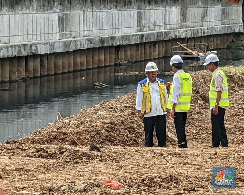 Jokowi meninjau proyek sodetan Kali Ciliwung, Selasa (24/1/2023). (CNBC Indonesia/Emir Yanwardhana) Jokowi meninjau proyek sodetan Kali Ciliwung, Selasa (24/1/2023). (CNBC Indonesia/Emir Yanwardhana)