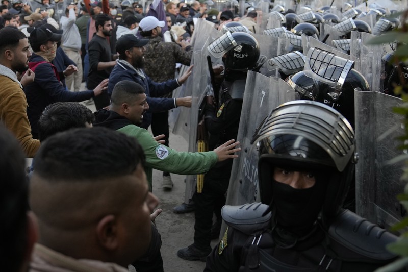 Warga Yaman mengangkat plakat dan salinan Alquran selama protes terhadap pembakaran salinan Alquran oleh seorang politisi Swedia. (dpa/picture alliance via Getty Images) Warga Yaman mengangkat plakat dan salinan Alquran selama protes terhadap pembakaran salinan Alquran oleh seorang politisi Swedia. (dpa/picture alliance via Getty Images)