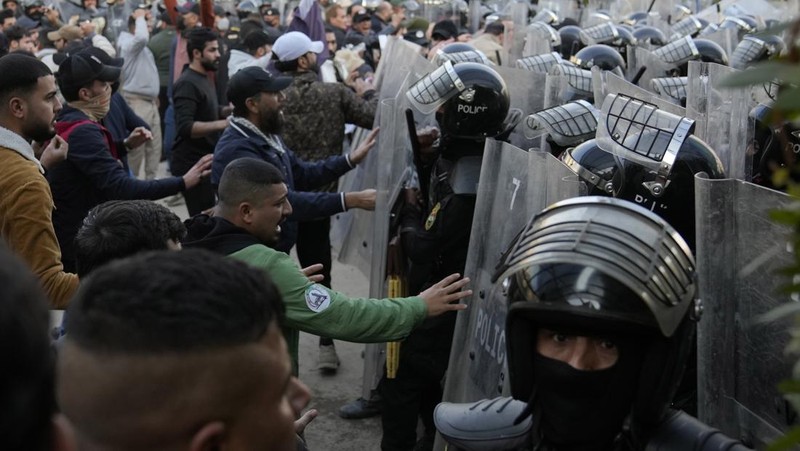 Warga Yaman mengangkat plakat dan salinan Alquran selama protes terhadap pembakaran salinan Alquran oleh seorang politisi Swedia. (dpa/picture alliance via Getty Images)