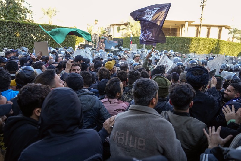 Warga Yaman mengangkat plakat dan salinan Alquran selama protes terhadap pembakaran salinan Alquran oleh seorang politisi Swedia. (dpa/picture alliance via Getty Images) Warga Yaman mengangkat plakat dan salinan Alquran selama protes terhadap pembakaran salinan Alquran oleh seorang politisi Swedia. (dpa/picture alliance via Getty Images)