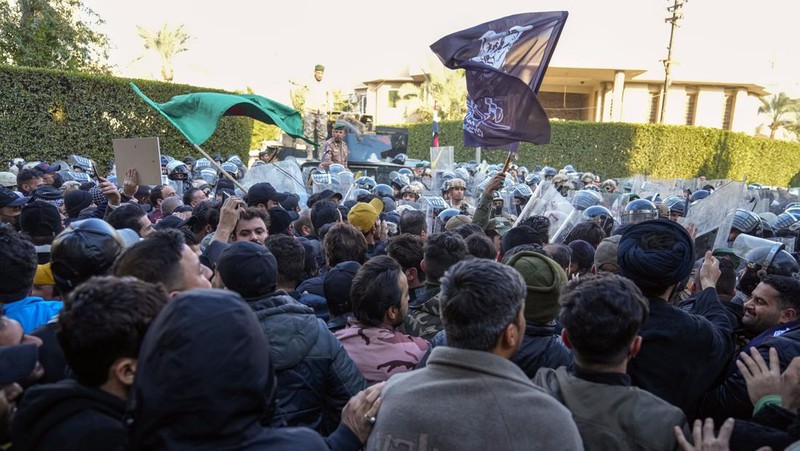 Warga Yaman mengangkat plakat dan salinan Alquran selama protes terhadap pembakaran salinan Alquran oleh seorang politisi Swedia. (dpa/picture alliance via Getty Images)