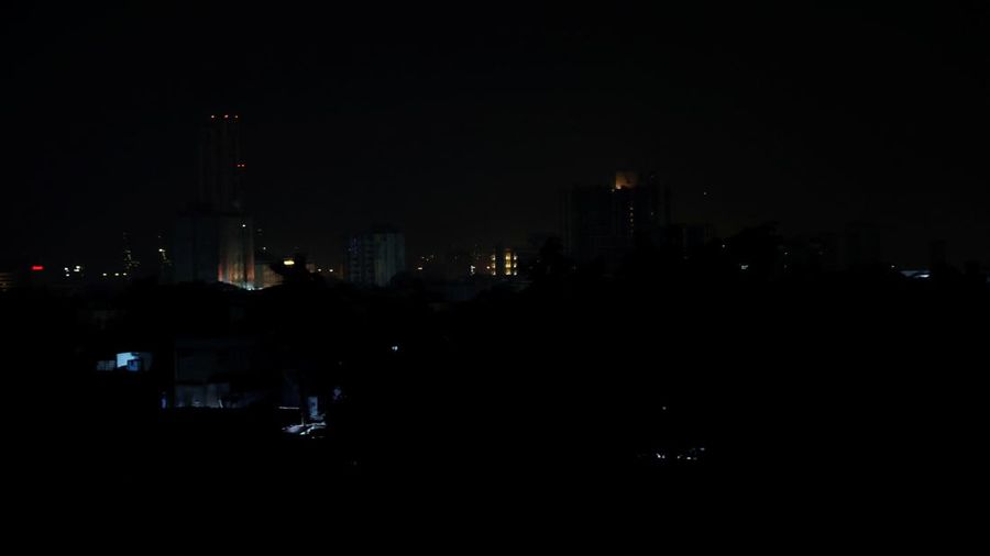 Sebuah citra satelit menunjukkan sebelum dan sesudah di Islamabad, Pakistan, menyusul pemadaman listrik di seluruh negeri, 23 Januari 2023. (via REUTERS/NASA EOISDIS Worldview)