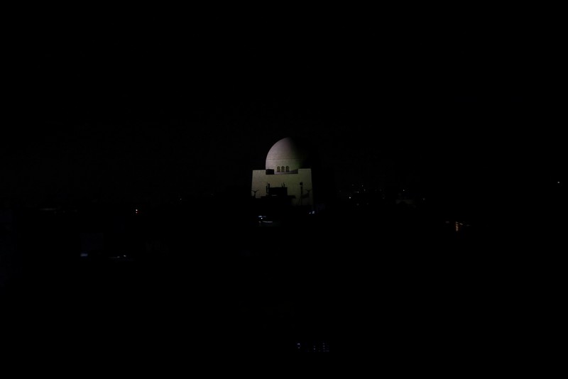Sebuah citra satelit menunjukkan sebelum dan sesudah di Islamabad, Pakistan, menyusul pemadaman listrik di seluruh negeri, 23 Januari 2023. (via REUTERS/NASA EOISDIS Worldview)