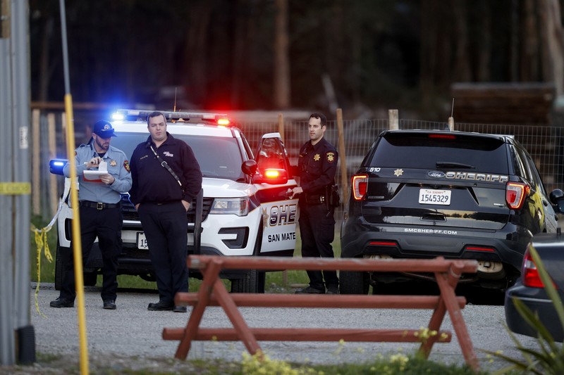 Seorang tersangka ditangkap oleh petugas penegak hukum setelah penembakan massal di dua lokasi di kota pantai California utara Half Moon Bay, California, AS (23/1/2023) waktu setempat. (via REUTERS/ABC AFFILIATE KGO) Seorang tersangka ditangkap oleh petugas penegak hukum setelah penembakan massal di dua lokasi di kota pantai California utara Half Moon Bay, California, AS (23/1/2023) waktu setempat. (via REUTERS/ABC AFFILIATE KGO)