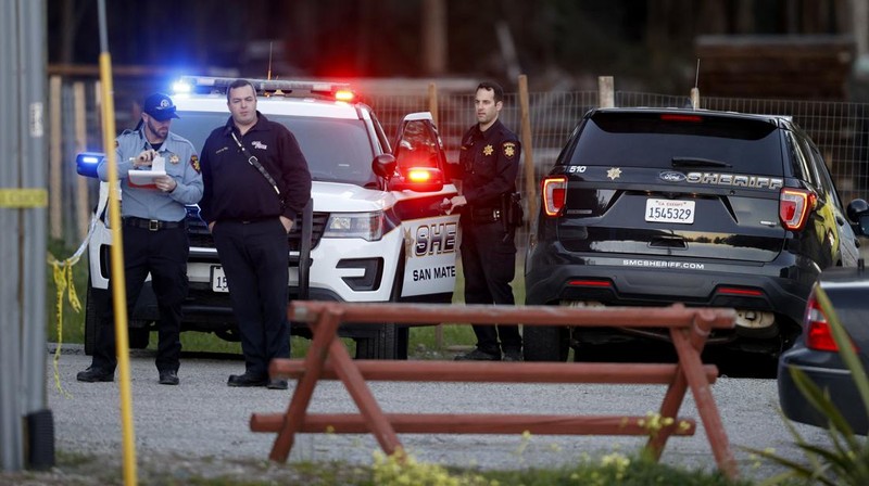 Seorang tersangka ditangkap oleh petugas penegak hukum setelah penembakan massal di dua lokasi di kota pantai California utara Half Moon Bay, California, AS (23/1/2023) waktu setempat. (via REUTERS/ABC AFFILIATE KGO)