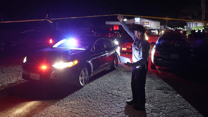 Seorang tersangka ditangkap oleh petugas penegak hukum setelah penembakan massal di dua lokasi di kota pantai California utara Half Moon Bay, California, AS (23/1/2023) waktu setempat. (via REUTERS/ABC AFFILIATE KGO)