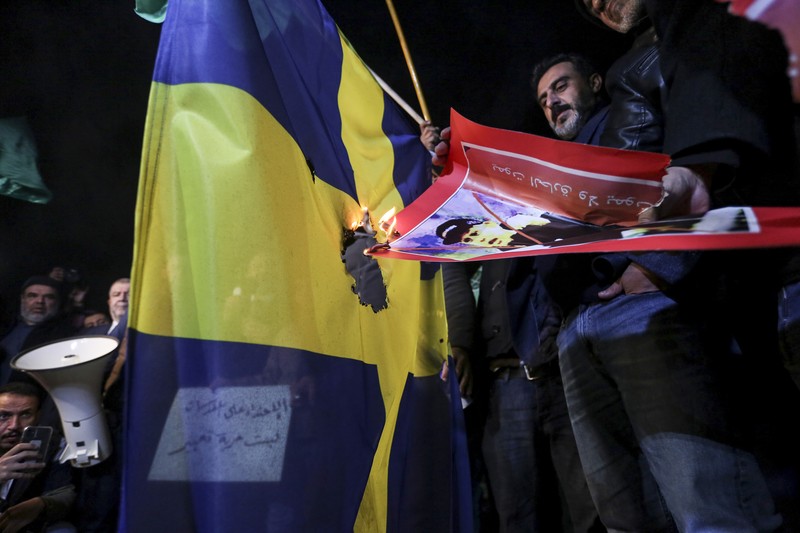 Warga Yaman mengangkat plakat dan salinan Alquran selama protes terhadap pembakaran salinan Alquran oleh seorang politisi Swedia. (dpa/picture alliance via Getty Images) Warga Yaman mengangkat plakat dan salinan Alquran selama protes terhadap pembakaran salinan Alquran oleh seorang politisi Swedia. (dpa/picture alliance via Getty Images)