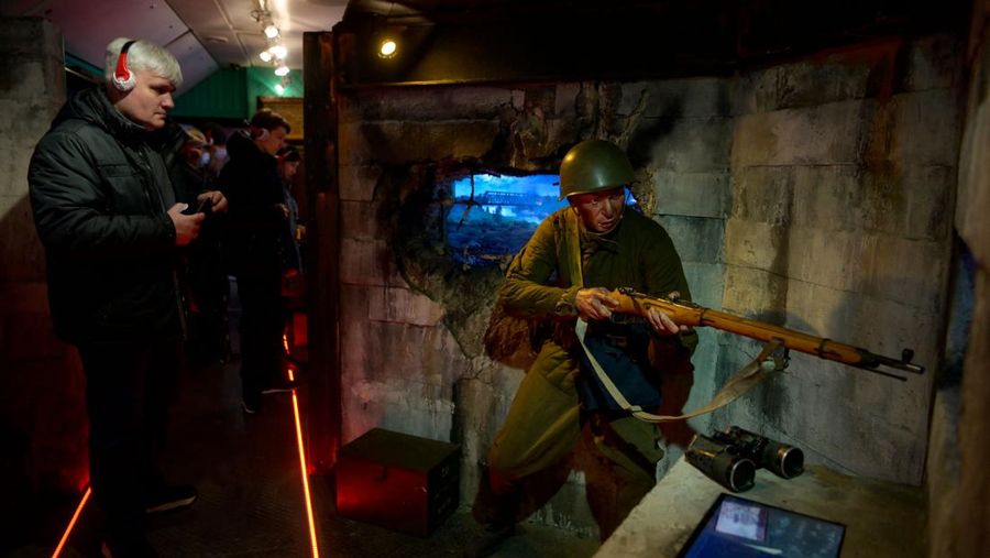 Pengunjung mengunjungi Victory Train - pameran bergerak berbasis kereta imersif yang didedikasikan untuk Perang Dunia Kedua, di stasiun kereta Belorussky Moskow pada 23 Januari 2023. (NATALIA KOLESNIKOVA/AFP via Getty Images)