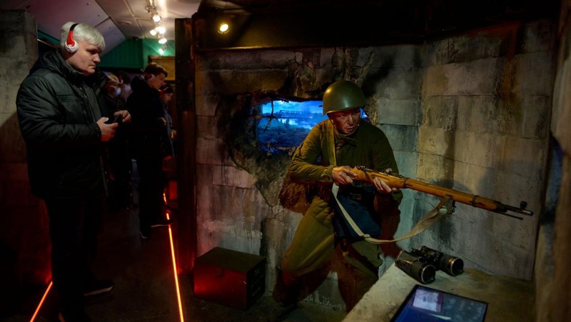 Pengunjung mengunjungi Victory Train - pameran bergerak berbasis kereta imersif yang didedikasikan untuk Perang Dunia Kedua, di stasiun kereta Belorussky Moskow pada 23 Januari 2023. (NATALIA KOLESNIKOVA/AFP via Getty Images)