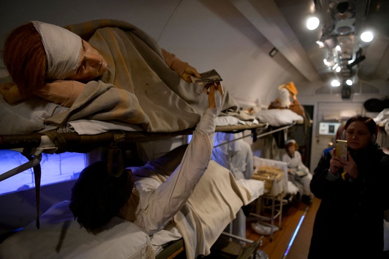 Pengunjung mengunjungi Victory Train - pameran bergerak berbasis kereta imersif yang didedikasikan untuk Perang Dunia Kedua, di stasiun kereta Belorussky Moskow pada 23 Januari 2023. (NATALIA KOLESNIKOVA/AFP via Getty Images)