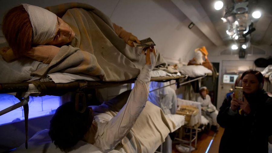 Pengunjung mengunjungi Victory Train - pameran bergerak berbasis kereta imersif yang didedikasikan untuk Perang Dunia Kedua, di stasiun kereta Belorussky Moskow pada 23 Januari 2023. (NATALIA KOLESNIKOVA/AFP via Getty Images)