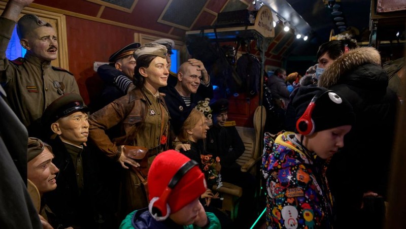 Pengunjung mengunjungi Victory Train - pameran bergerak berbasis kereta imersif yang didedikasikan untuk Perang Dunia Kedua, di stasiun kereta Belorussky Moskow pada 23 Januari 2023. (NATALIA KOLESNIKOVA/AFP via Getty Images)