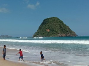 Mengapa Dinamakan Pantai Pulau Merah, Berikut Asal Usulnya