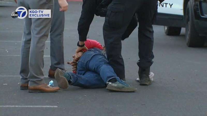 Seorang tersangka ditangkap oleh petugas penegak hukum setelah penembakan massal di dua lokasi di kota pantai California utara Half Moon Bay, California, AS (23/1/2023) waktu setempat. (via REUTERS/ABC AFFILIATE KGO)