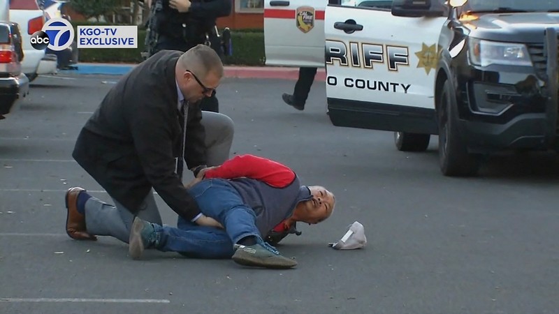 Seorang tersangka ditangkap oleh petugas penegak hukum setelah penembakan massal di dua lokasi di kota pantai California utara Half Moon Bay, California, AS (23/1/2023) waktu setempat. (via REUTERS/ABC AFFILIATE KGO) Seorang tersangka ditangkap oleh petugas penegak hukum setelah penembakan massal di dua lokasi di kota pantai California utara Half Moon Bay, California, AS (23/1/2023) waktu setempat. (via REUTERS/ABC AFFILIATE KGO)