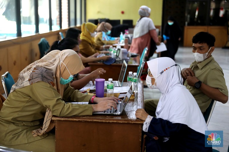 Warga menjalani vaksin booster kedua atau dosis keempat di kawasan Walikota Jakarta Timur, Selasa, (24/1/2023). (CNBC Indonesia/Muhammad Sabki)