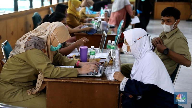 Warga menjalani vaksin booster kedua atau dosis keempat di kawasan Walikota Jakarta Timur, Selasa, (24/1/2023). (CNBC Indonesia/Muhammad Sabki)