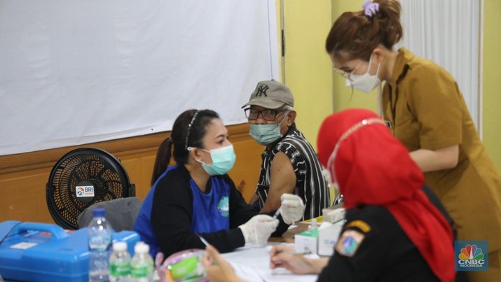 Warga menjalani vaksin booster kedua alias dosis keempat di area Walikota Jakarta Timur, Selasa, (24/1/2023). (CNBC Indonesia/Muhammad Sabki)