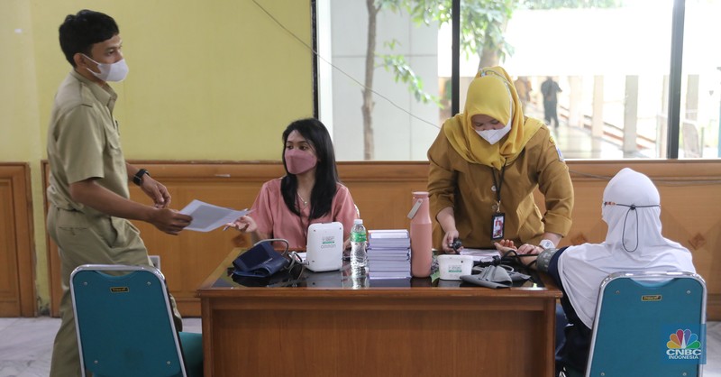 Warga menjalani vaksin booster kedua atau dosis keempat di kawasan Walikota Jakarta Timur, Selasa, (24/1/2023). (CNBC Indonesia/Muhammad Sabki)