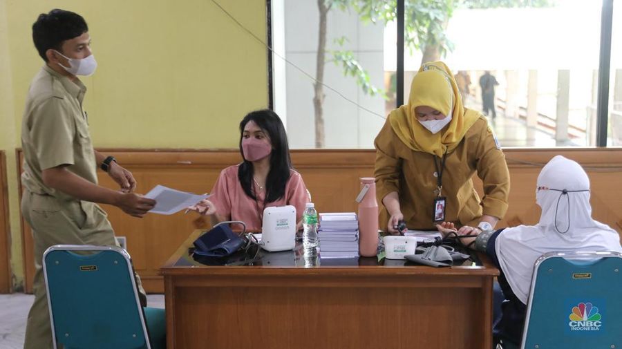 Warga menjalani vaksin booster kedua atau dosis keempat di kawasan Walikota Jakarta Timur, Selasa, (24/1/2023). (CNBC Indonesia/Muhammad Sabki)