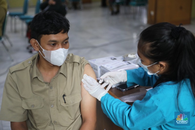 Warga menjalani vaksin booster kedua atau dosis keempat di kawasan Walikota Jakarta Timur, Selasa, (24/1/2023). (CNBC Indonesia/Muhammad Sabki)
