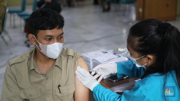 Warga menjalani vaksin booster kedua atau dosis keempat di kawasan Walikota Jakarta Timur, Selasa, (24/1/2023). (CNBC Indonesia/Muhammad Sabki) Warga menjalani vaksin booster kedua atau dosis keempat di kawasan Walikota Jakarta Timur, Selasa, (24/1/2023). (CNBC Indonesia/Muhammad Sabki)
