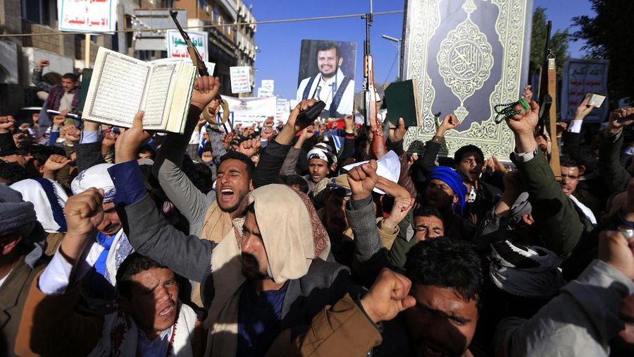 Warga Yaman melakukan aksi demonstrasi pada (23/1/2023) di ibu kota Sanaa, untuk mengecam pembakaran Alquran oleh seorang politisi Swedia. (AFP/MOHAMMED HUWAIS)