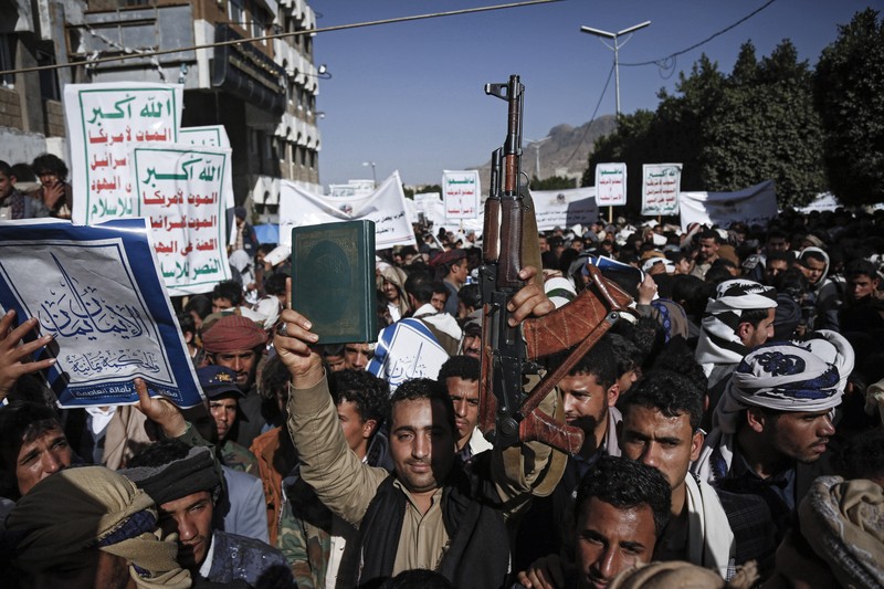 Warga Yaman mengangkat plakat dan salinan Alquran selama protes terhadap pembakaran salinan Alquran oleh seorang politisi Swedia. (dpa/picture alliance via Getty Images) Warga Yaman mengangkat plakat dan salinan Alquran selama protes terhadap pembakaran salinan Alquran oleh seorang politisi Swedia. (dpa/picture alliance via Getty Images)