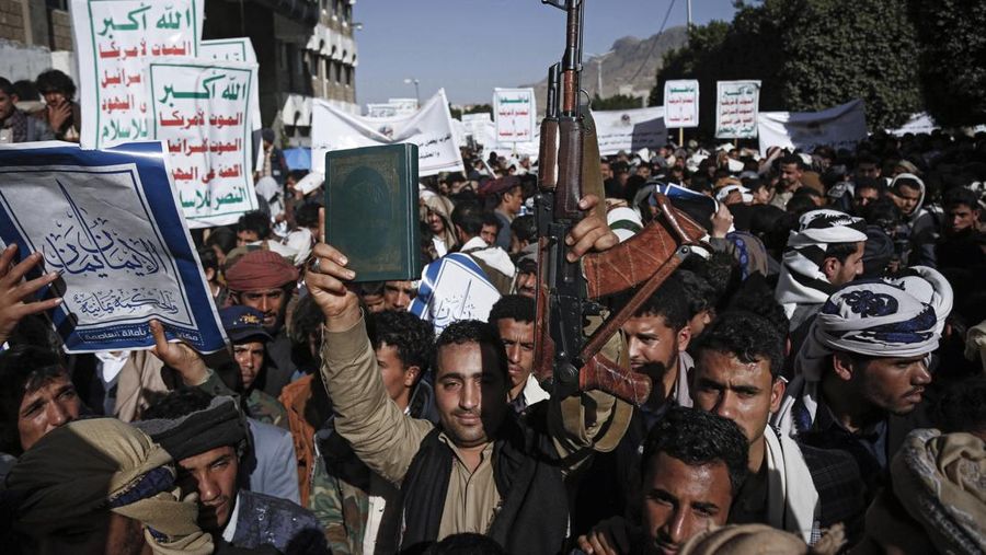 Warga Yaman mengangkat plakat dan salinan Alquran selama protes terhadap pembakaran salinan Alquran oleh seorang politisi Swedia. (dpa/picture alliance via Getty Images)