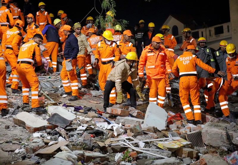 Anggota penyelamat memindahkan puing-puing setelah blok apartemen perumahan runtuh di Lucknow, India, 24 Januari 2023. Anggota penyelamat memindahkan puing-puing setelah blok apartemen perumahan runtuh di Lucknow, India, 24 Januari 2023. (REUTERS/Pawan Kumar)
