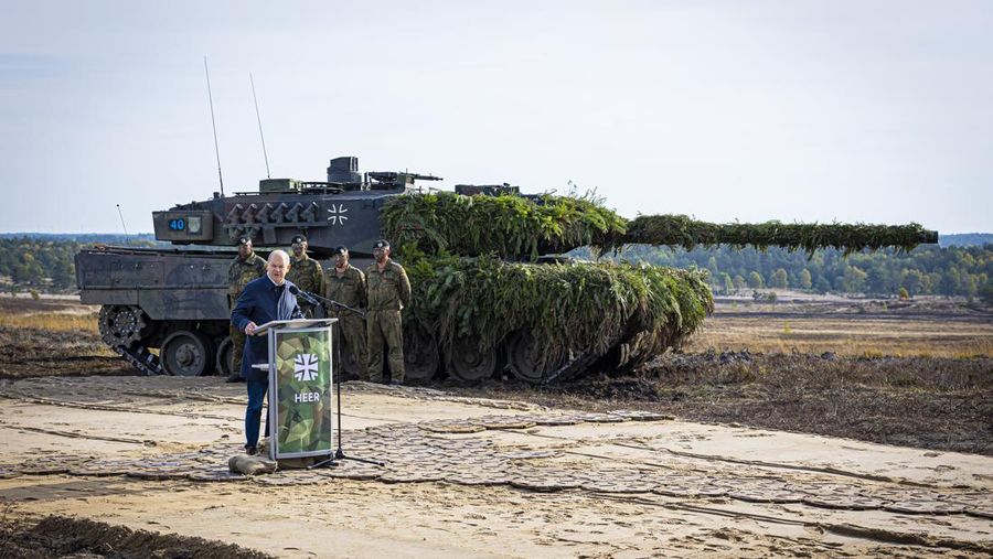 Kanselir Jerman Olaf Scholz telah setuju untuk memasok tank tempur Leopard 2 ke Ukraina. (AP/Moritz Frankenberg)